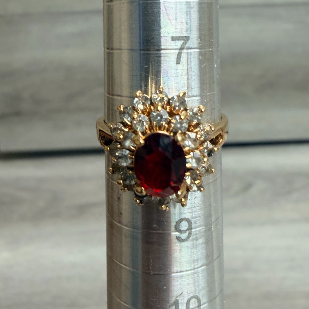 Elegant Gold and Red Gemstone Ring 18k
